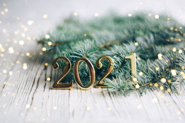 Çelenkli bir Noel ağacı dalı ve yeni yıl 2021. Noel arkaplanı.