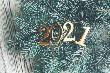 Çelenkli bir Noel ağacı dalı ve yeni yıl 2021. Noel arkaplanı.