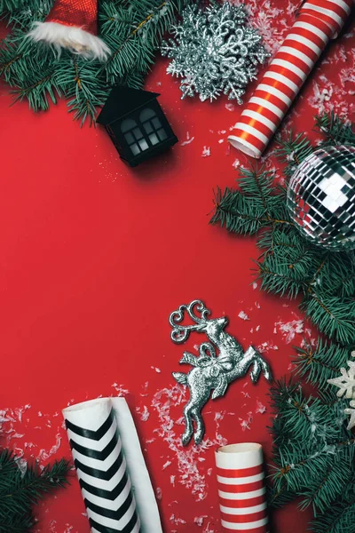 圣诞背景 冷杉树和装饰 带有复制空间的顶部视图 — 图库照片