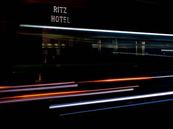 Mayfair, Londra, İngiltere - 4 Ocak 2013 - Ritz Hotel uzun pozlama wi