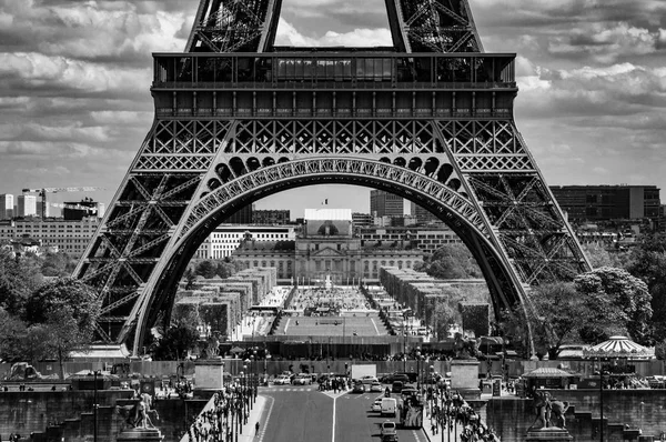 Bir görünümü ile Paris'te Eyfel Kulesi çelik ayakları