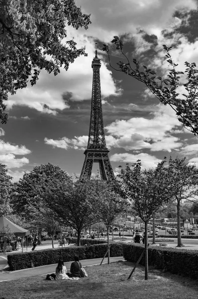 Torre Eiffel Vista Desde Parque Cercano Con Una Pareja Relajándose — Foto de Stock