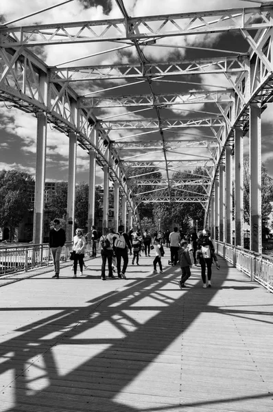 Debilly yaya köprüsü, Paris güneşli bir günde gölgeler