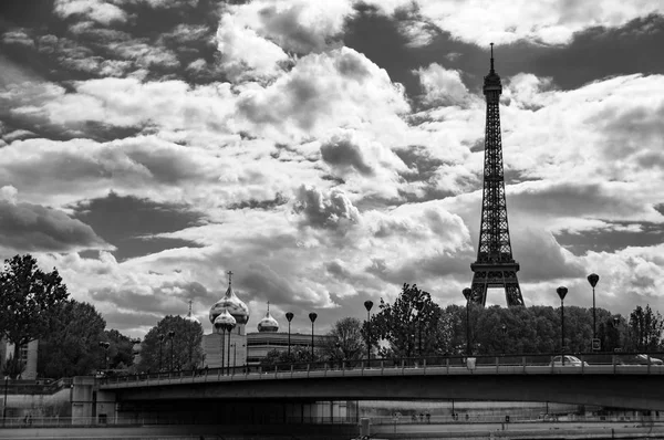 Париж Франция Апрель 2018 Love Locks Eiffel Tower Background — стоковое фото