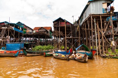 Tepedeki köyü - Tonle Sap, Kamboçya