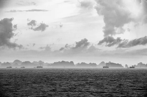 Long Bay Vietnam Misty Vzdálené Lodě — Stock fotografie