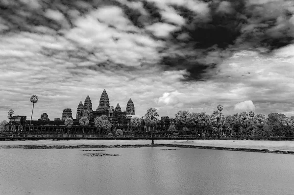 Dramatik bir havada - Kamboçya Angkor Wat