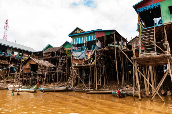 Tepedeki köyü - Tonle Sap, Kamboçya