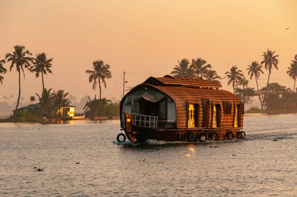 Backwaters에 Keralan 하우스 스톡 사진