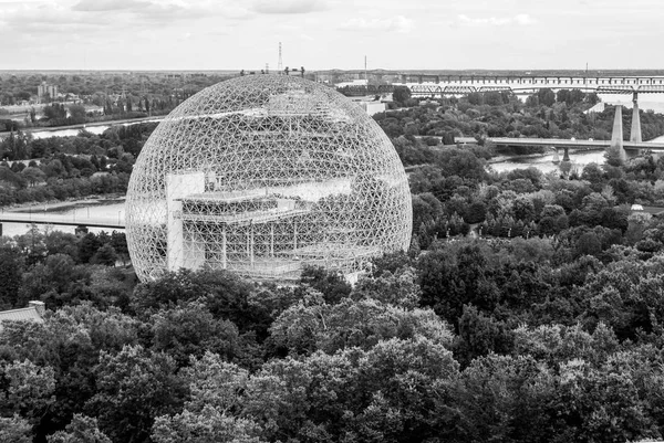 Monetral - Buckminster-Fullerine molekül içinde Biyosfer