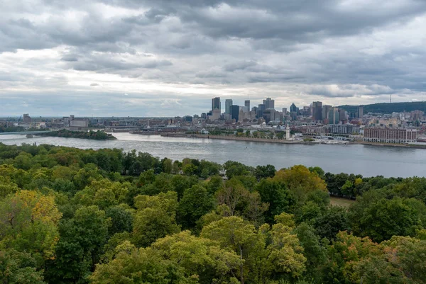 Montreal Cityscape manzarası ile nehir ön planda