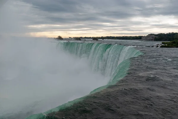 Niagara Falls Går Över Toppen Dimman — Stockfoto