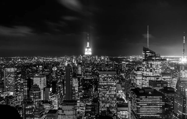 Tittar Mot Empire State Building Kvällen — Stockfoto