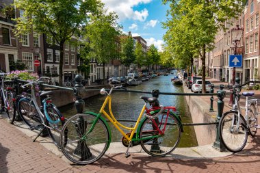 Amsterdam kanalda yanındaki renkli Bisiklet