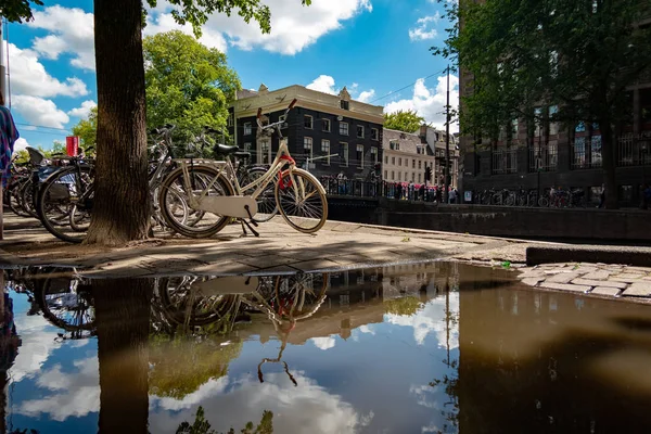 Fahrräder Spiegeln Sich Einer Pfütze Neben Dem Kanal Amsterdam — Stockfoto