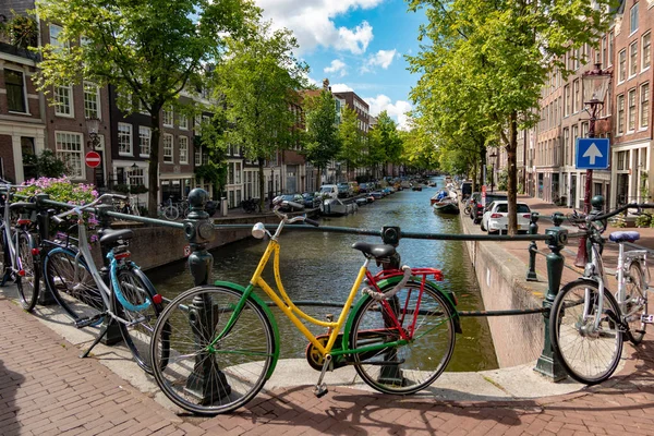Πολύχρωμα Ποδηλάτων Δίπλα Στο Κανάλι Του Άμστερνταμ — Φωτογραφία Αρχείου
