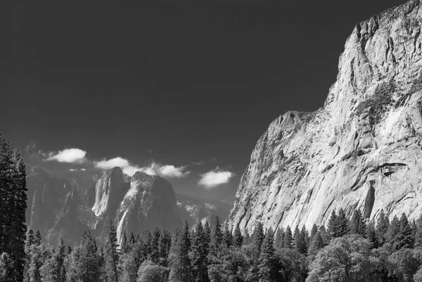 Capitan Erhebt Sich Aus Dem Bewaldeten Boden Des Yosemite Nationalparks — Stockfoto