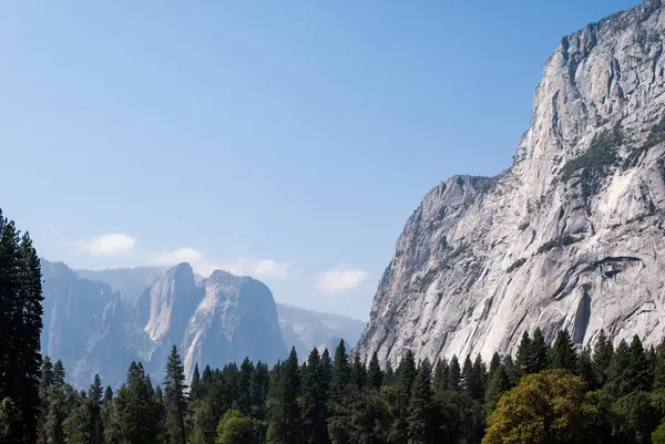 Capitan Erhebt Sich Aus Dem Bewaldeten Boden Des Yosemite Nationalparks — Stockfoto