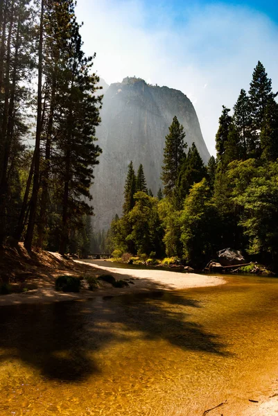 Licht Fällt Durch Die Bäume Auf Den Fluss Yosemite — Stockfoto