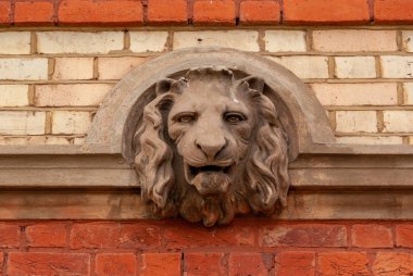 Ally dostum, Londra, beton yapılmış aslan baş fiyasko