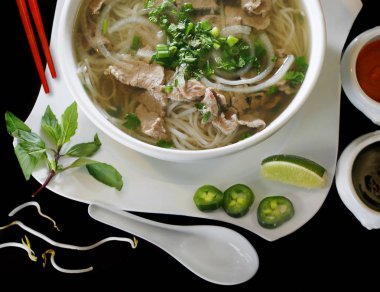 Pho çorbası ve ek malzemeler Vietnamca çorba fotoğrafta görülen.