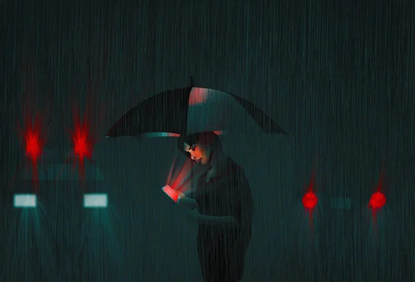 Kobieta używa jej telefon komórkowy, jak ona stoi z parasolem w deszczu na scenie Auto lub wypadku drogowego lub kłopoty samochód. Samochód policyjny jest widziany na zdjęciu jak jej samochód. — Zdjęcie stockowe