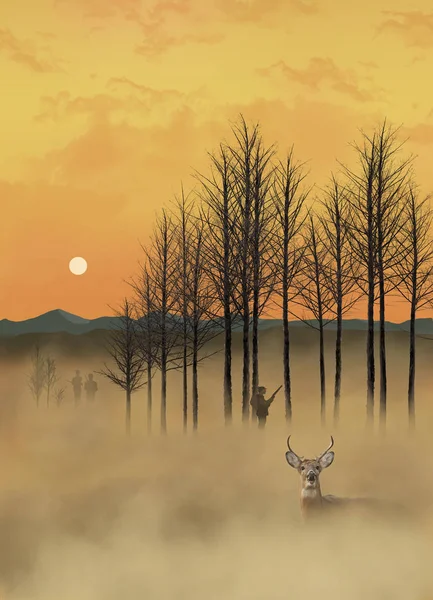 Οι κυνηγοί την αυγή φαίνονται να αναζητούν ένα ελάφι κρυμμένο από ομίχλη σε αυτή τη χρυσή πρωινή σκηνή με ουρανό και δέντρα. — Φωτογραφία Αρχείου