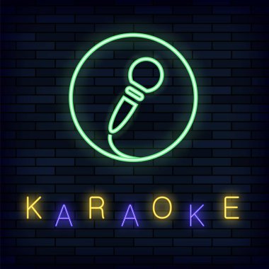 Mavi duvar tuğla zemin üzerinde parlayan ışık Karaoke. Mikrofon ile müzikal Logo. Renkli satırı simgesi. Tabela müzik çubuğunun