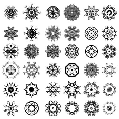 Beyaz arka plan üzerinde izole farklı kabile rozet dövme tasarım kümesi. Polinezya tasarım