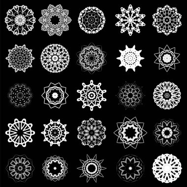 Siyah arka plan üzerine izole farklı kabile rozet dövme tasarım kümesi. Polinezya tasarım