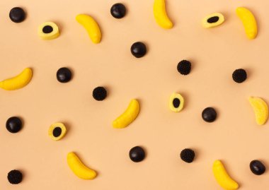 Pastel arka plan üzerinde renkli şeker desen çeşitli.