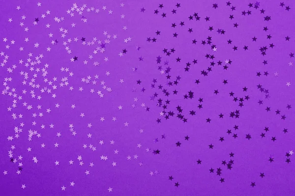 Metallic confetti op feestelijke ultra violette achtergrond. — Stockfoto