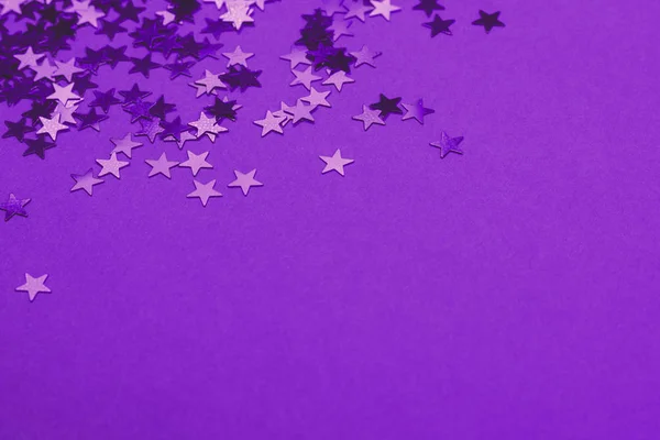 Metaliczne konfetti na uroczysty ultra fioletowe tło. — Zdjęcie stockowe