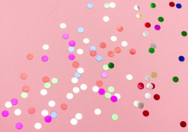 Metalik konfeti ile şenlikli pastel pembe arka plan.