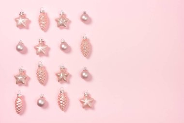 Pembe Noel baubles pembe bir arka plan üzerinde.