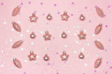 Pembe Noel baubles pembe bir arka plan üzerinde.
