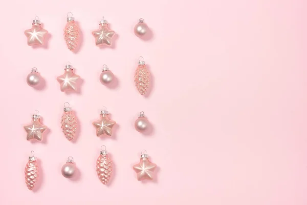 Pembe Noel baubles pembe bir arka plan üzerinde.