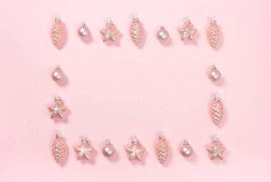 Pembe Noel baubles pembe bir arka plan üzerinde.