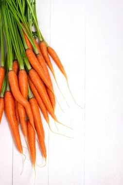 Beyaz arka plan üzerinde çiğ havuç demet.