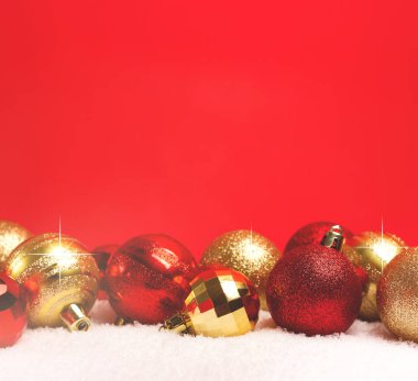 Karda baubles ile Noel arka plan.