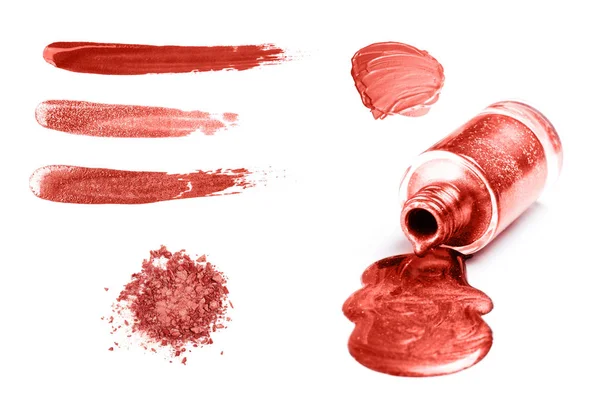 Tygprover av kosmetiska produkter i trendiga korall färg. — Stockfoto
