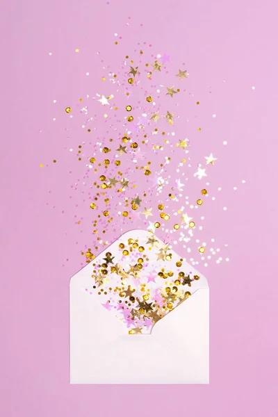 Gouden en roze confetti verspreid van de envelop op pastel paars achtergrond. — Stockfoto