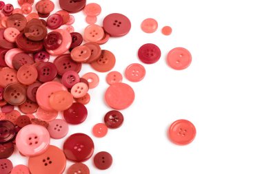 Dağınık düğmeleri mercan renk üzerine beyaz izole.