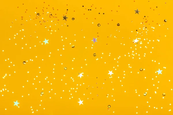 Belo fundo amarelo festivo com confete . — Fotografia de Stock