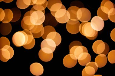 Siyah arkaplan üzerindeki soyut bokeh dokusu.