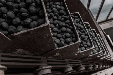 Kömür taşıyan dikey taşıma sistemi. Malzemesiz Kraliyet fotoğrafı..