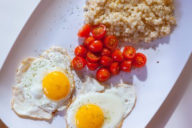 Yumurta, domates ve kuskus bambu çatal zamanla yumurta, domates ve kuskus ile yumurta, bambu çatal zamanla yemeye hazır yemek hazır kahvaltı zamanla domates ve kuskus bambu çatalla yemek için hazır