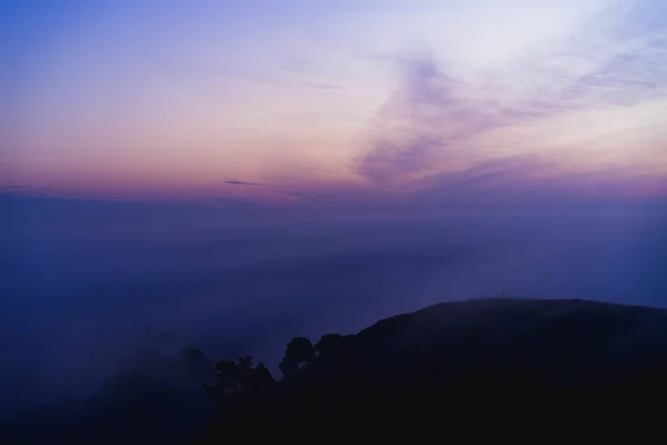Пурпурный Должен Туман Время Восхода Солнца Над Горами — стоковое фото