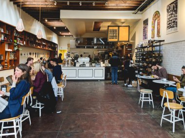 San Francisco Kaliforniya, 6 Ocak 2018, The Mill: downtown San Francisco, Ca, ABD meşgul bir kafede