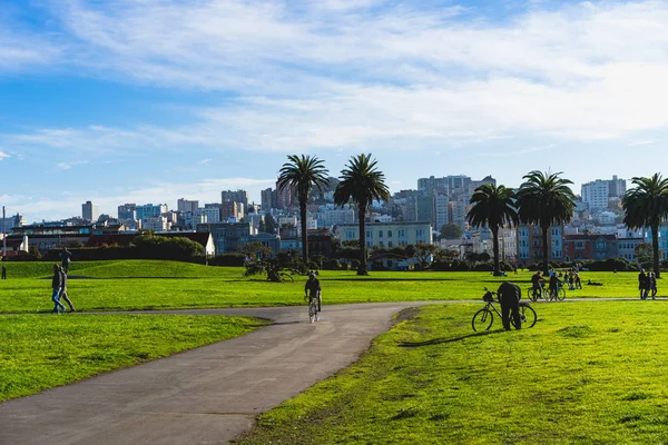 San Francisco California January 2018 Bikers Locals Walking Sunny Day — Stock Photo, Image